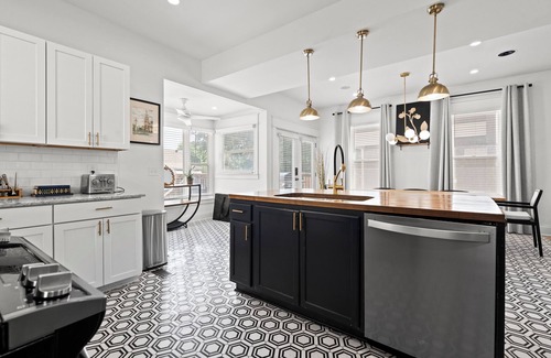 Hanover Place Casa | Stay on Main - Home Near Plaza, Westport & Downtown