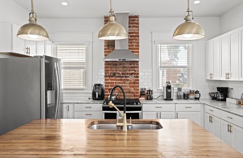 Hanover Place Casa | Stay on Main - Home Near Plaza, Westport & Downtown