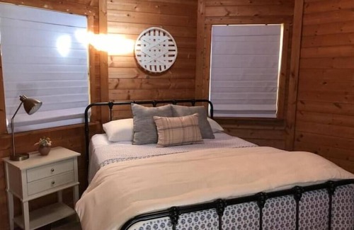 Davis Otro | Stay on the farm - 1 bedroom cottage with deck outside of Davis