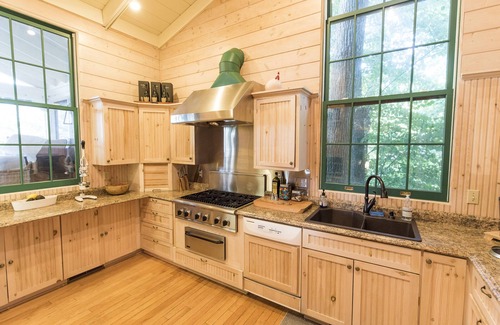 Pequot Lakes Cabina | ¡Mantente en el punto! ¡Agua por delante y por detrás! Dos muelles, kayaks, tablas de paddle!