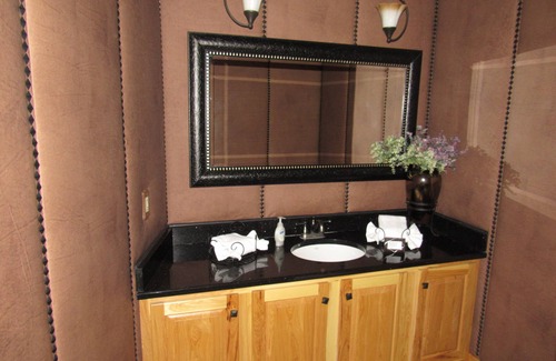 The Galena Territory Cabina | 8 cuartos de baño personalizados y 3 medios televisores, 5 mesas de juego y tarjetas GTA.