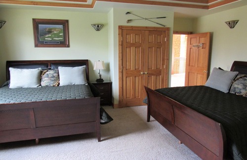 The Galena Territory Cabina | 8 cuartos de baño personalizados y 3 medios televisores, 5 mesas de juego y tarjetas GTA.