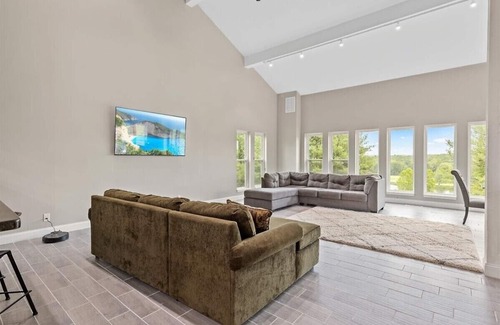 Linn Creek Casa | Stay & Play Golf Resort or Bachelor/Bachelorette Destination