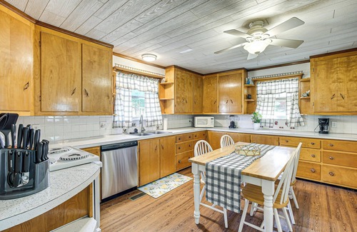 Davisville Casa | Stay & Play: West Virginia Country Home!