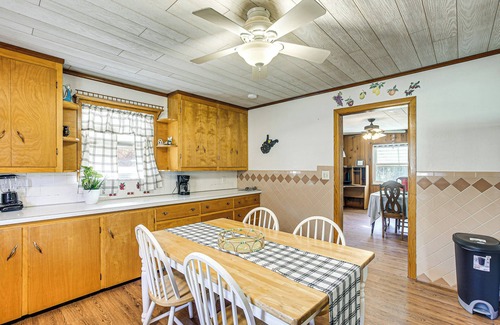 Davisville Casa | Stay & Play: West Virginia Country Home!