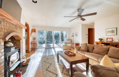 Zigzag Casa | Stay Portland - Relaxing River Retreat