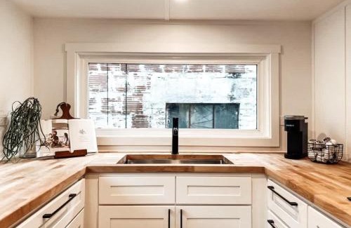 Alberta Arts District Apartamento | Stay Portland - The Graffiti Alley Tiny House - Food, Art & Beer