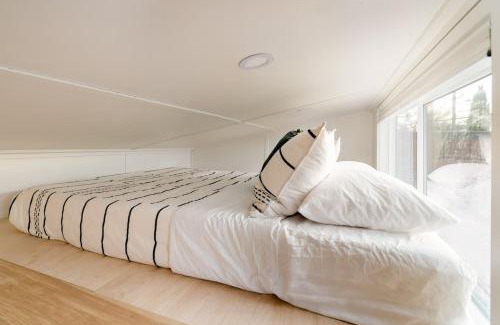 Alberta Arts District Apartamento | Stay Portland - The Graffiti Alley Tiny House - Food, Art & Beer