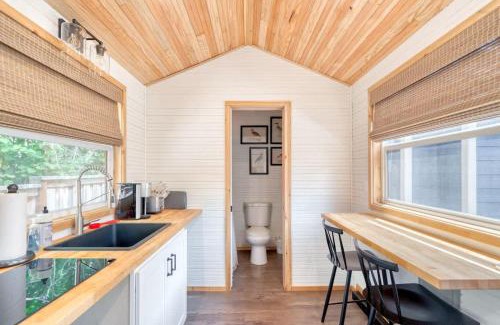 Hosford-Abernethy Casa | Stay Portland - Tiny Farmhouse - Walk to Local Shops & Restaurants