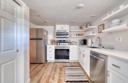 Richmond Casa | Stay Portland - Vibrant Portland Getaway, Chic Flat