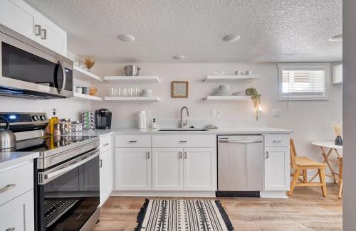 Richmond Casa | Stay Portland - Vibrant Portland Getaway, Chic Flat