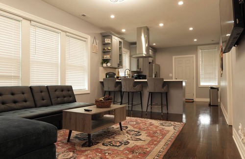 Greater Grand Crossing Casa | Stay, Relax & Explore Chicago