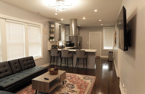 Greater Grand Crossing Casa | Stay, Relax & Explore Chicago