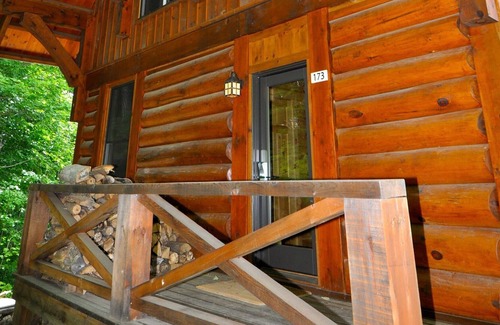 Lac Superieur Village Chalet De Esquí | Principios de invierno ofertas! Log Cabin lujo!