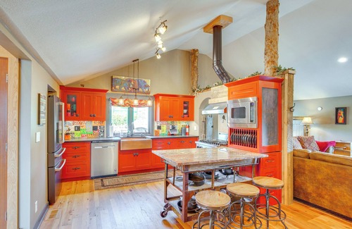 Excelsior Springs Cabina | Stay & Sip: Group Ranch at Shamrock Hills Vineyard