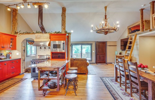 Excelsior Springs Cabina | Stay & Sip: Group Ranch at Shamrock Hills Vineyard