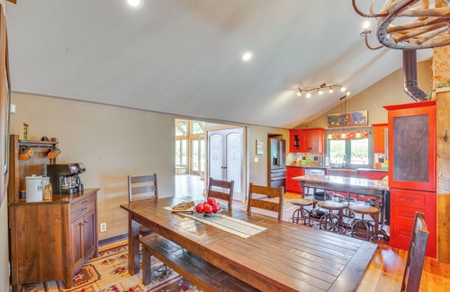 Excelsior Springs Cabina | Stay & Sip: Group Ranch at Shamrock Hills Vineyard