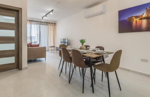 Tower Road Apartamento | Stay Steps Away From The Sea in Sliema - Sleeps 6