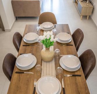 Tower Road Apartamento | Stay Steps Away From The Sea in Sliema - Sleeps 6