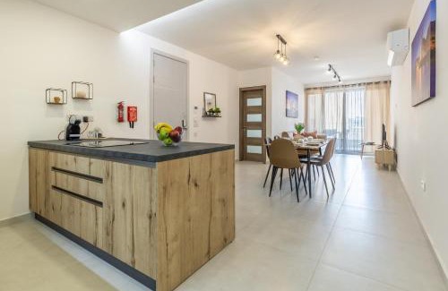 Tower Road Apartamento | Stay Steps Away From The Sea in Sliema - Sleeps 6