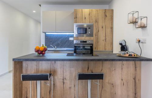 Tower Road Apartamento | Stay Steps Away From The Sea in Sliema - Sleeps 6