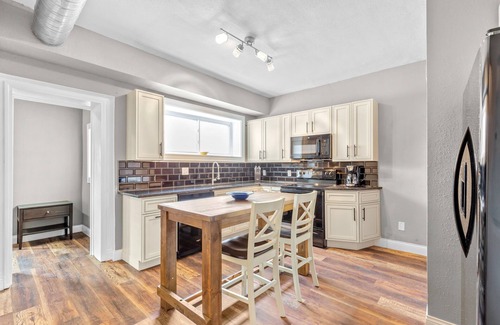 St. Louis Apartamento | Stay STL-Spacious 3BR-Off Street Parking-Pets-W/D