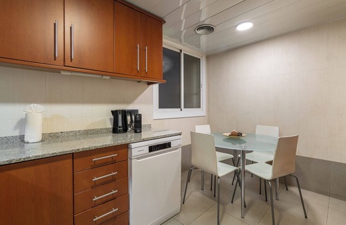 Provencals del Poblenou Apartamento | Modern apartment w/ balcony and hot tub