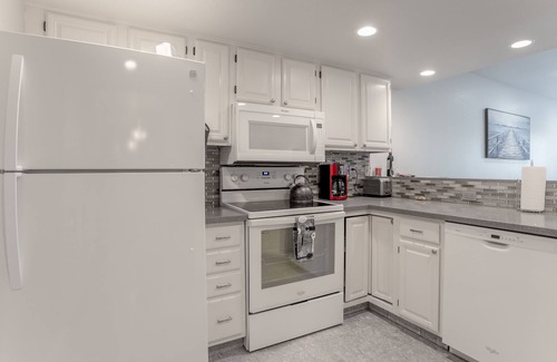 San Ramon Condominio | Stay & Unwind: Wi-Fi, Cable, Netflix, Fireplace, Garage, W/D in unit.