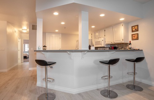 San Ramon Condominio | Stay & Unwind: Wi-Fi, Cable, Netflix, Fireplace, Garage, W/D in unit.