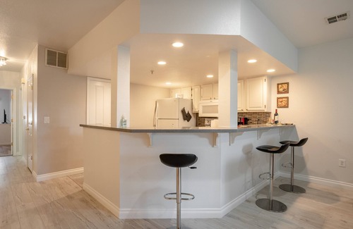 San Ramon Condominio | Stay & Unwind: Wi-Fi, Cable, Netflix, Fireplace, Garage, W/D in unit.