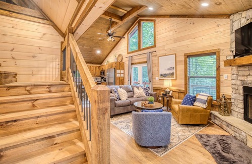 Morganton Cabina | Stay Warm & Cozy in Blue Ridge! Hot Tub & Fire Pit | 8 Min to Downtown