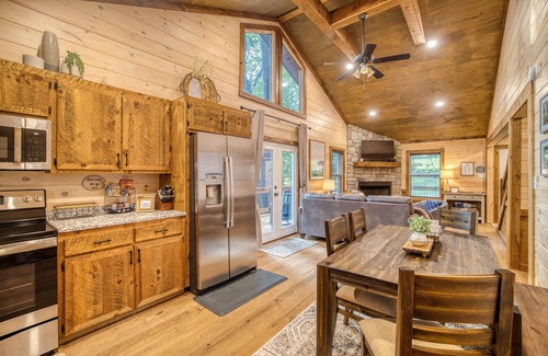 Morganton Cabina | Stay Warm & Cozy in Blue Ridge! Hot Tub & Fire Pit | 8 Min to Downtown