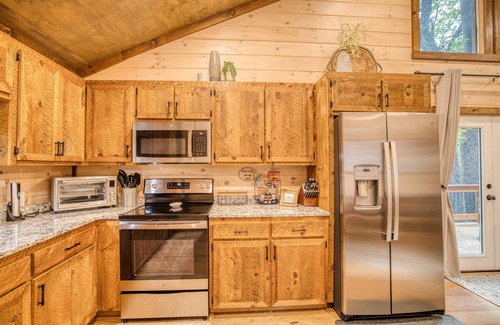 Morganton Cabina | Stay Warm & Cozy in Blue Ridge! Hot Tub & Fire Pit | 8 Min to Downtown