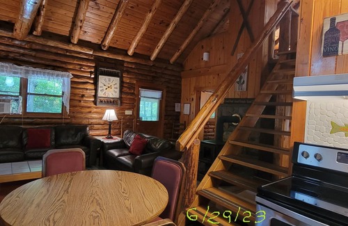 Elkins Cabina | PRIVACIDAD DE PRIMERA LÍNEA DEL RÍO. ¡5 acres de TINA CALIENTE! Personal completo LOS MÁS VALORADOS !!