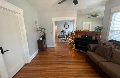 Cleveland Casa | Stay with Jay - Segunda Room