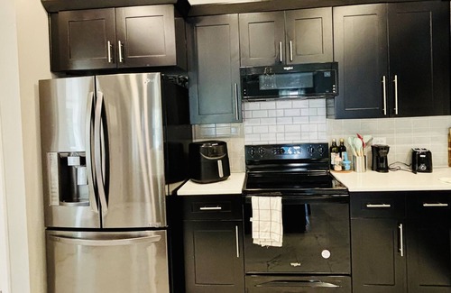 Lithonia Casa | Stay with Jenny in a cozy king-size bed in Lithonia