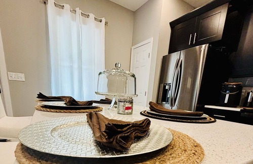 Lithonia Casa | Stay with Jenny in a cozy king-size bed in Lithonia