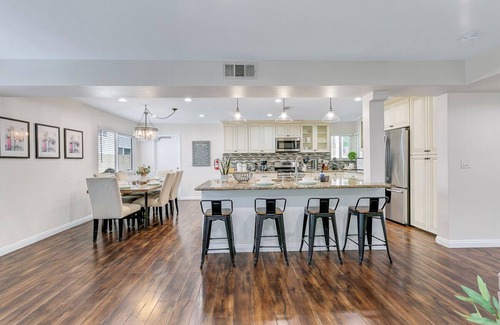 Midway City Casa | Stay with SIR Living for the best experience!
