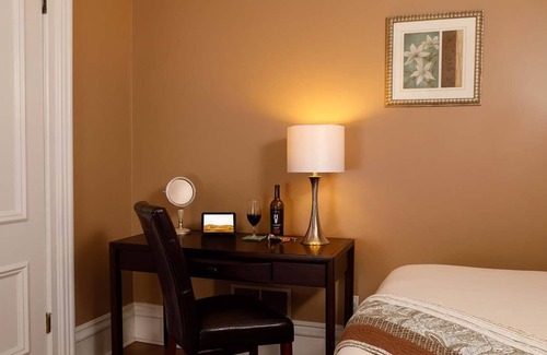 Central Business District Cama Y Desayuno | Stay with us and you'll see why we are ranked #1 lodging in Kalamazoo, MI.