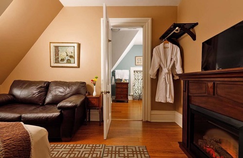 Central Business District Cama Y Desayuno | Stay with us and you'll see why we are ranked #1 lodging in Kalamazoo, MI.