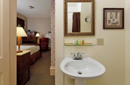 Central Business District Cama Y Desayuno | Stay with us and you'll see why we are ranked #1 lodging in Kalamazoo, MI.