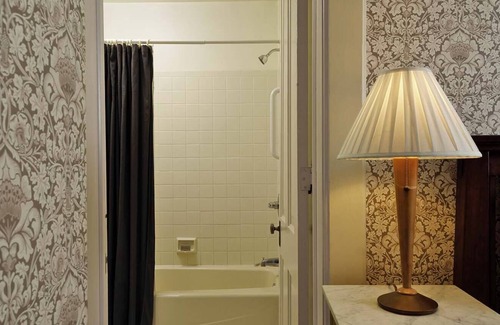 Central Business District Cama Y Desayuno | Stay with us and you'll see why we are ranked #1 lodging in Kalamazoo, MI.
