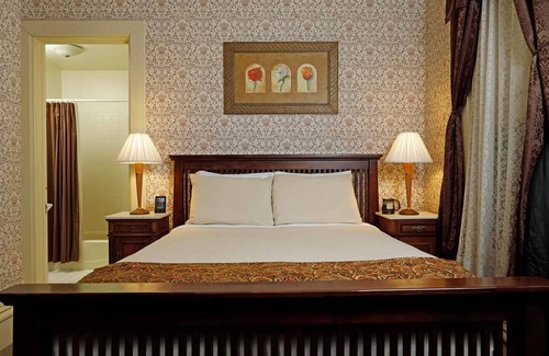 Central Business District Cama Y Desayuno | Stay with us and you'll see why we are ranked #1 lodging in Kalamazoo, MI.