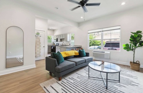 Main Street Historic District Apartamento | StayAE Downtown - 1BR Apartment, Ground Floor