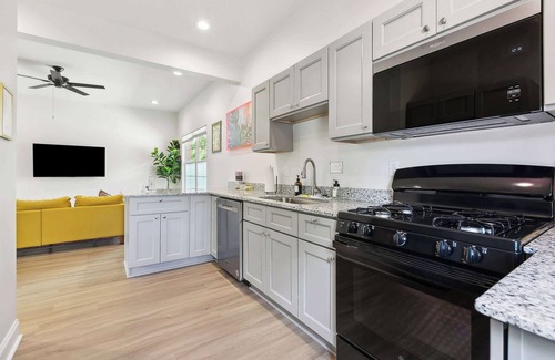 Historic Downtown Baton Rouge Apartamento | StayAE Downtown - One Bedroom, Ground Floor