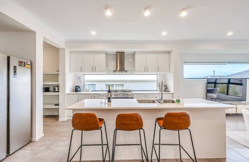 Mount Duneed Casa | StayAU 5BR Getaway 10 mins to Torquay & Deakin