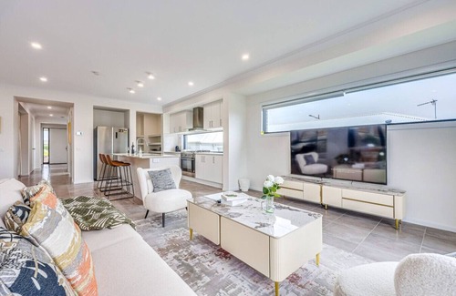 Mount Duneed Casa | StayAU 5BR Getaway 10 mins to Torquay & Deakin