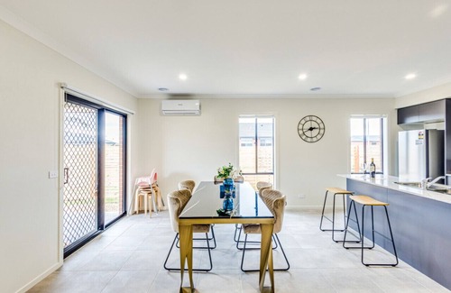 Wyndham Vale Casa | StayAU Charming 4BR Retreat in Wyndham Vale