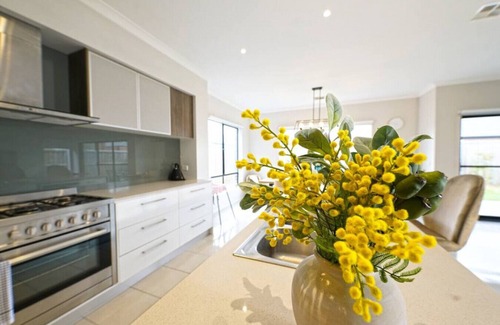 Truganina Casa | Stayau Charming Spacious Holiday House Wyndham