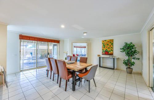Cranbourne Casa | StayAU Family Retreat with Pool Table in Cranbourne